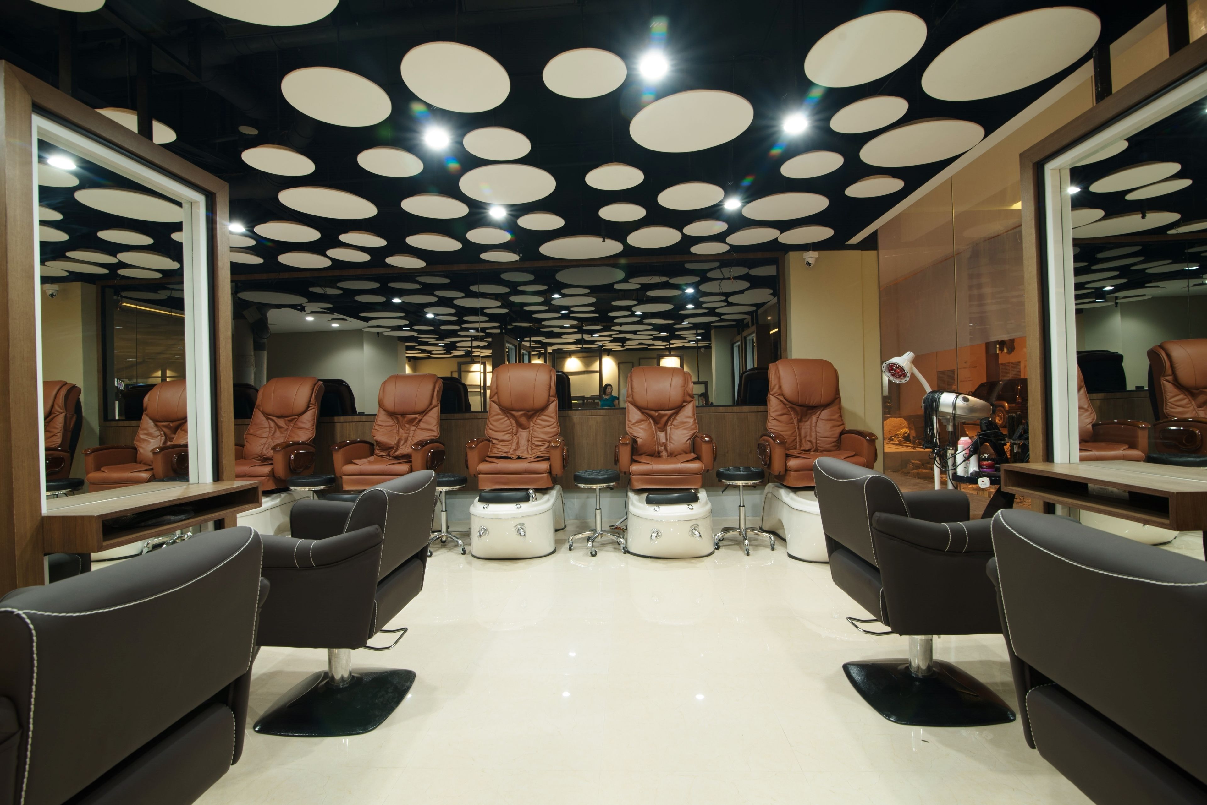 hot tub, facials, reflexology, 5 treatment rooms