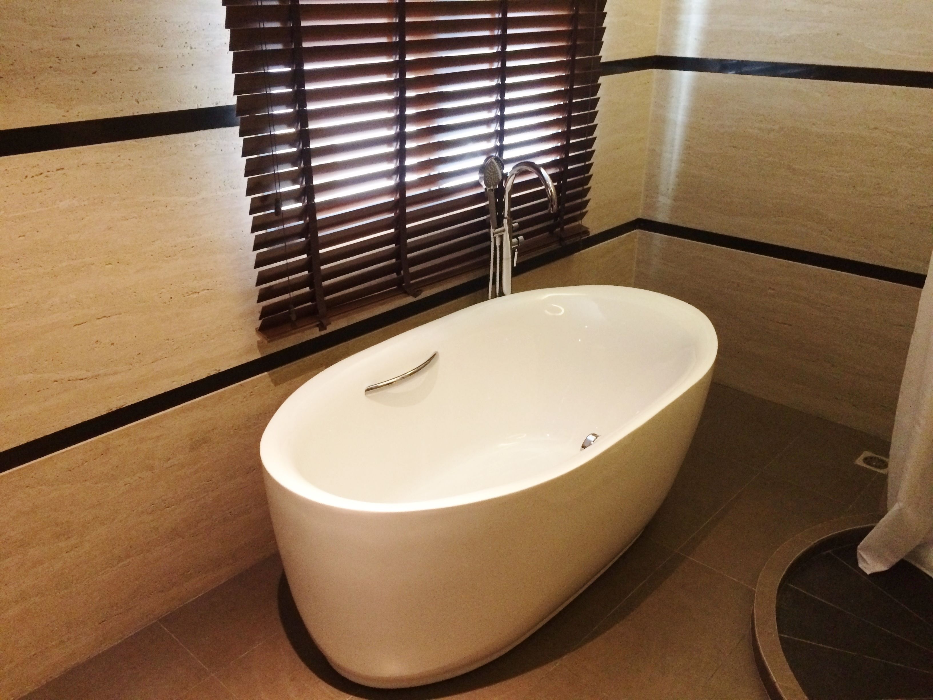 deluxe room | deep-soaking bathtub