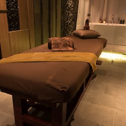 Bain à remous, soins du visage, soins de réflexologie, 5 salles de soins