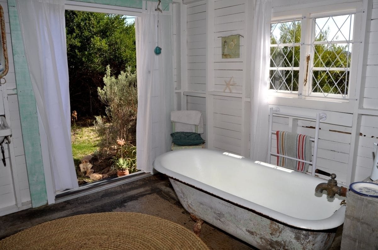House (Holiday Baviaanshoek) | Bathroom | Separate bathtub and shower, deep-soaking bathtub, hair dryer, towels