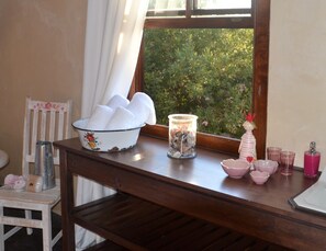 Separate bathtub and shower, deep-soaking bathtub, hair dryer, towels - Baviaanshoek (Keurboomstrand)