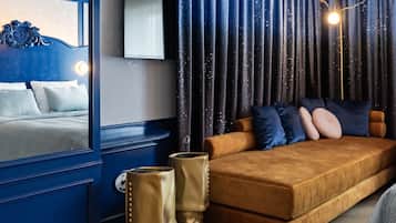 Premium Room max. 3 persons (with unlimited amusement park access) | 房內夾萬、嬰兒床 (收費)、免費 Wi-Fi、床單