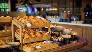 Free daily full breakfast 