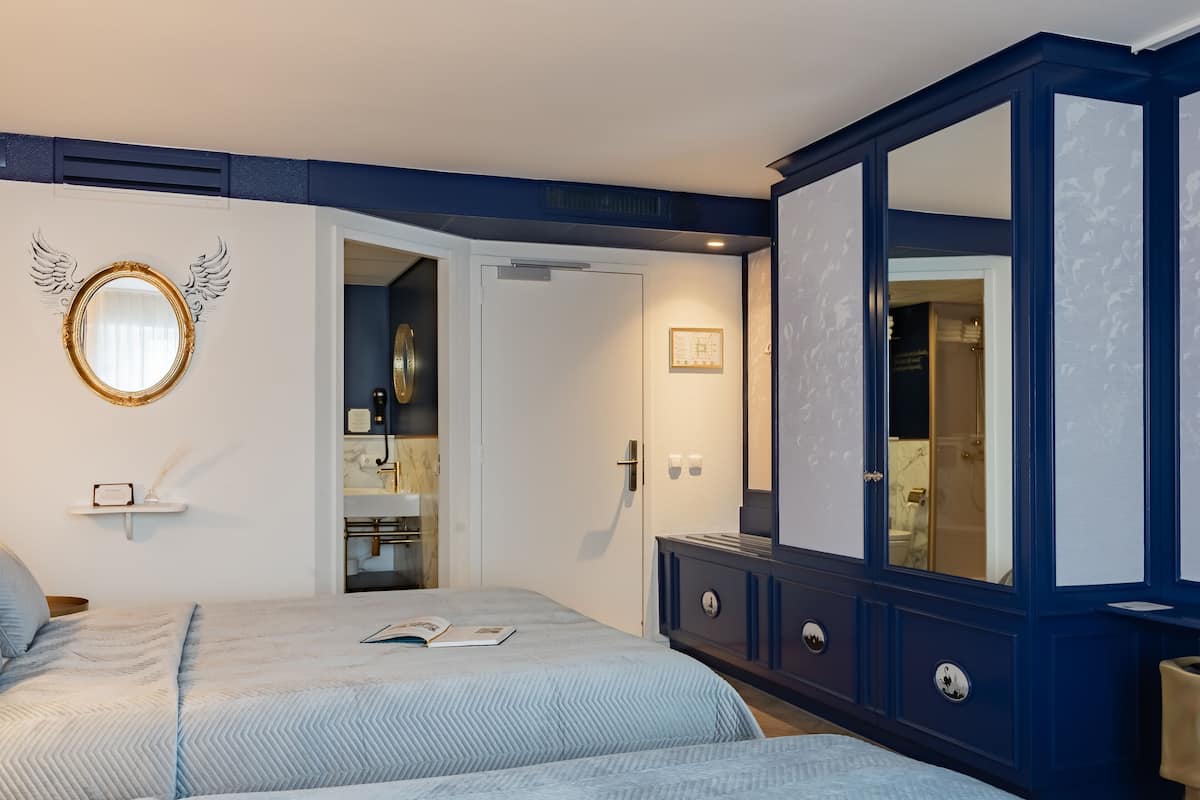 premium room max. 4 persons (with unlimited amusement park access) | in-room safe, cots/infant beds, free wifi, bed sheets