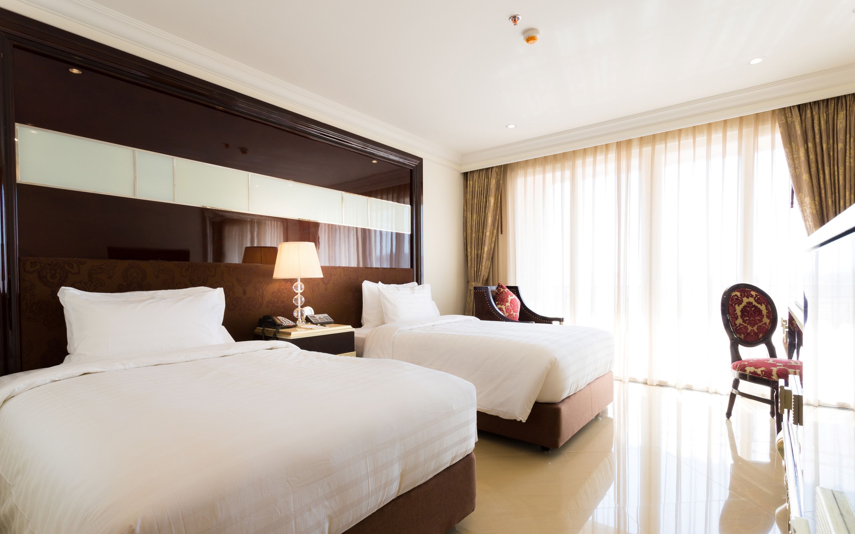 deluxe twin room | 1 bedroom, minibar, in-room safe, desk