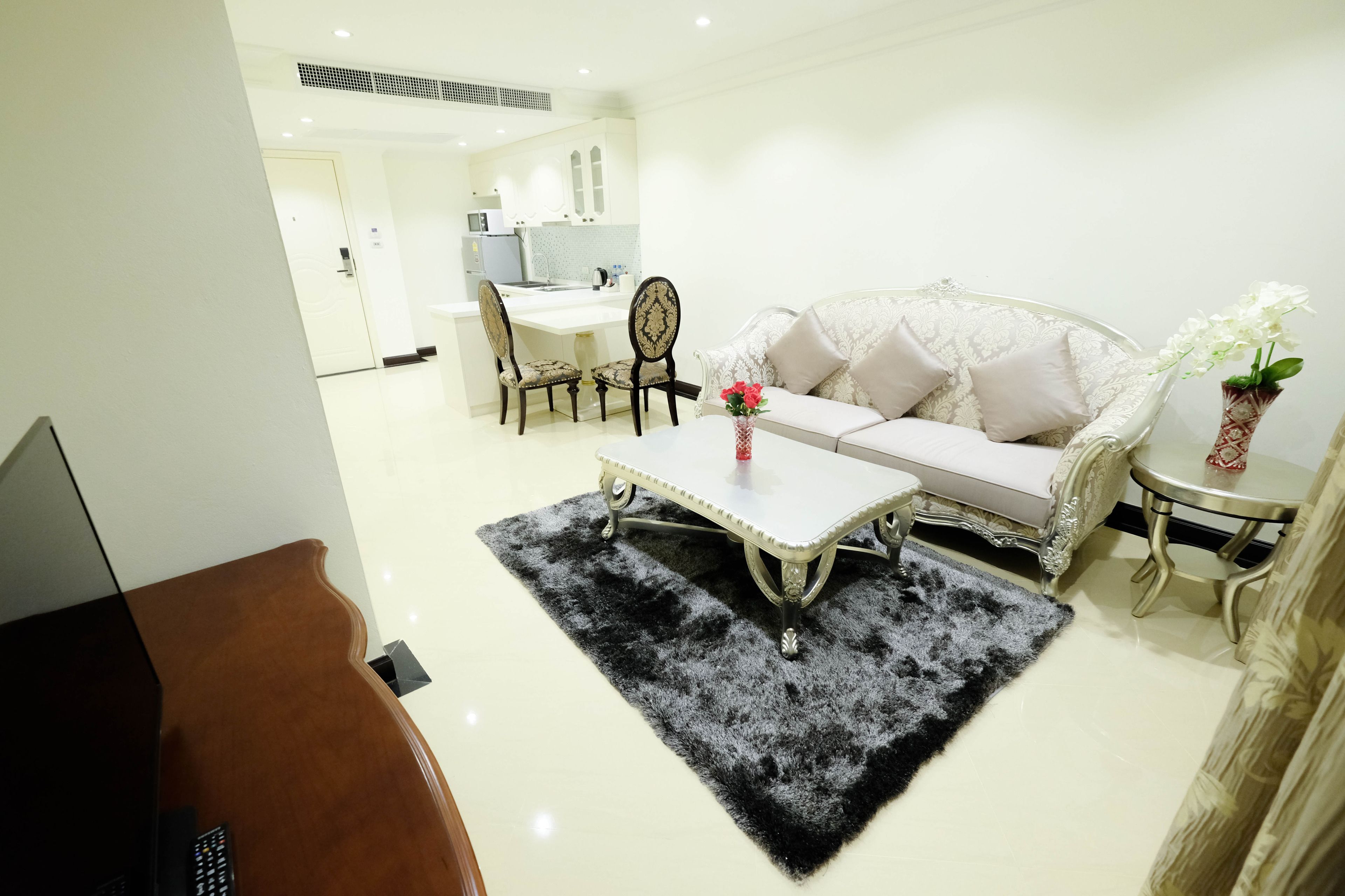 suite, 1 king bed, city view | living area | 40-inch lcd tv with cable channels, tv, dvd player