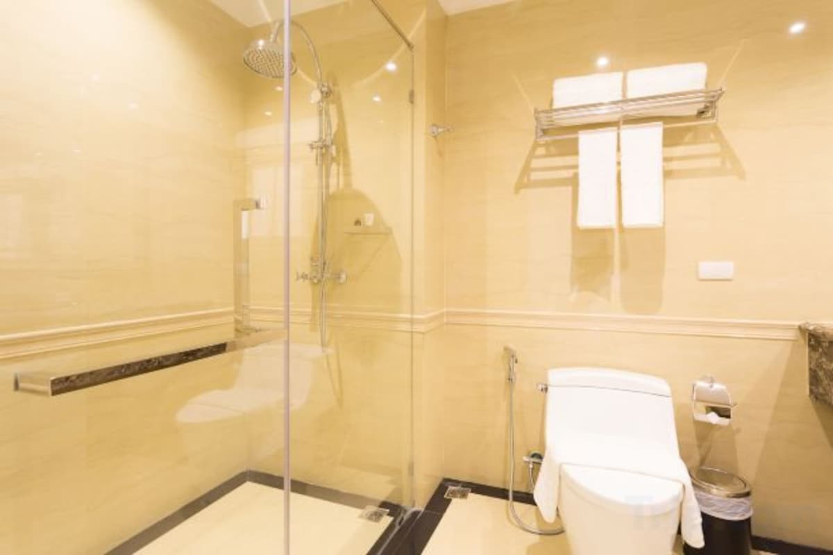 Salle de bain | Douche cascade, articles de toilette (gratuits), séchoir à cheveux