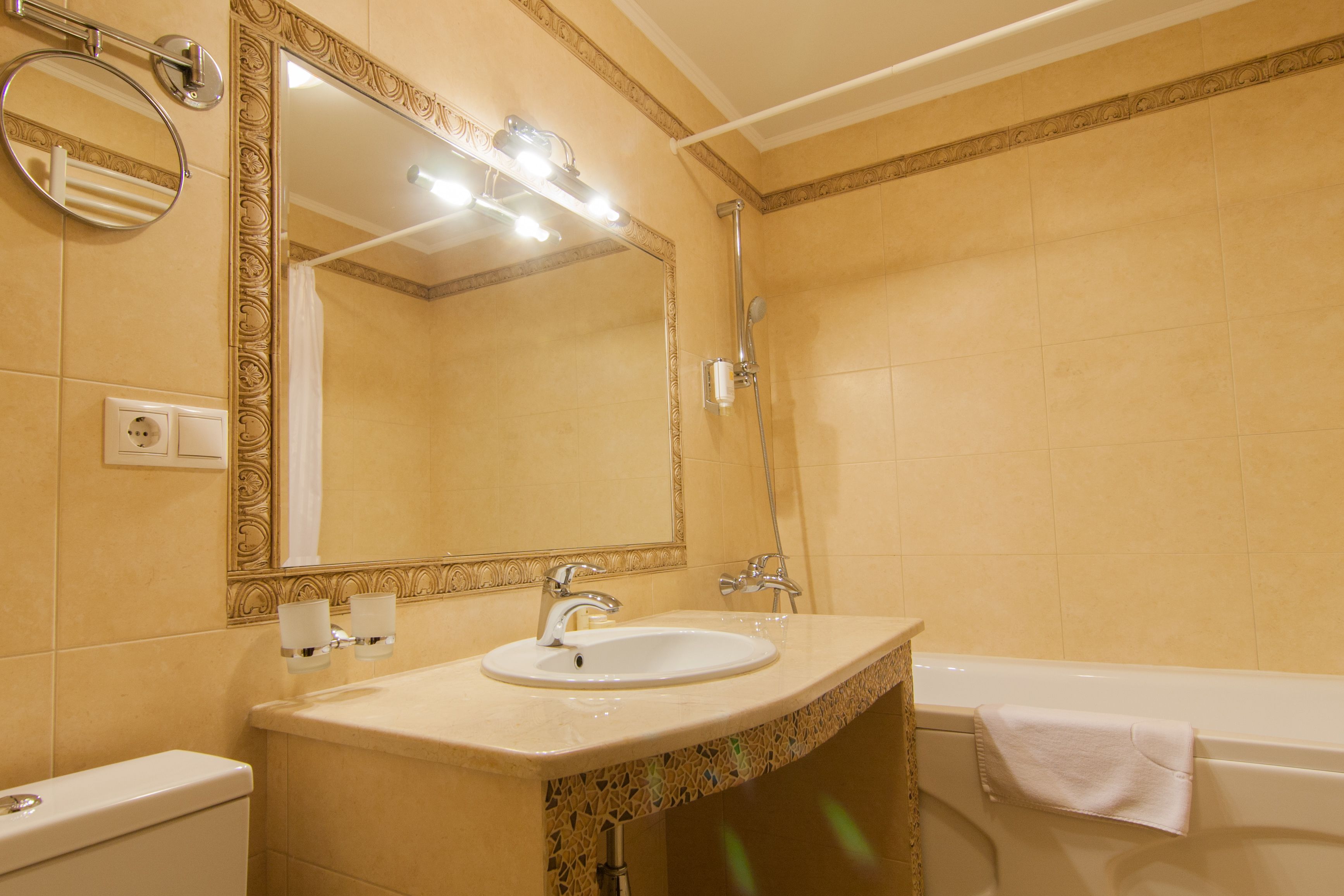 junior suite | bathroom | free toiletries, hair dryer, bathrobes, slippers