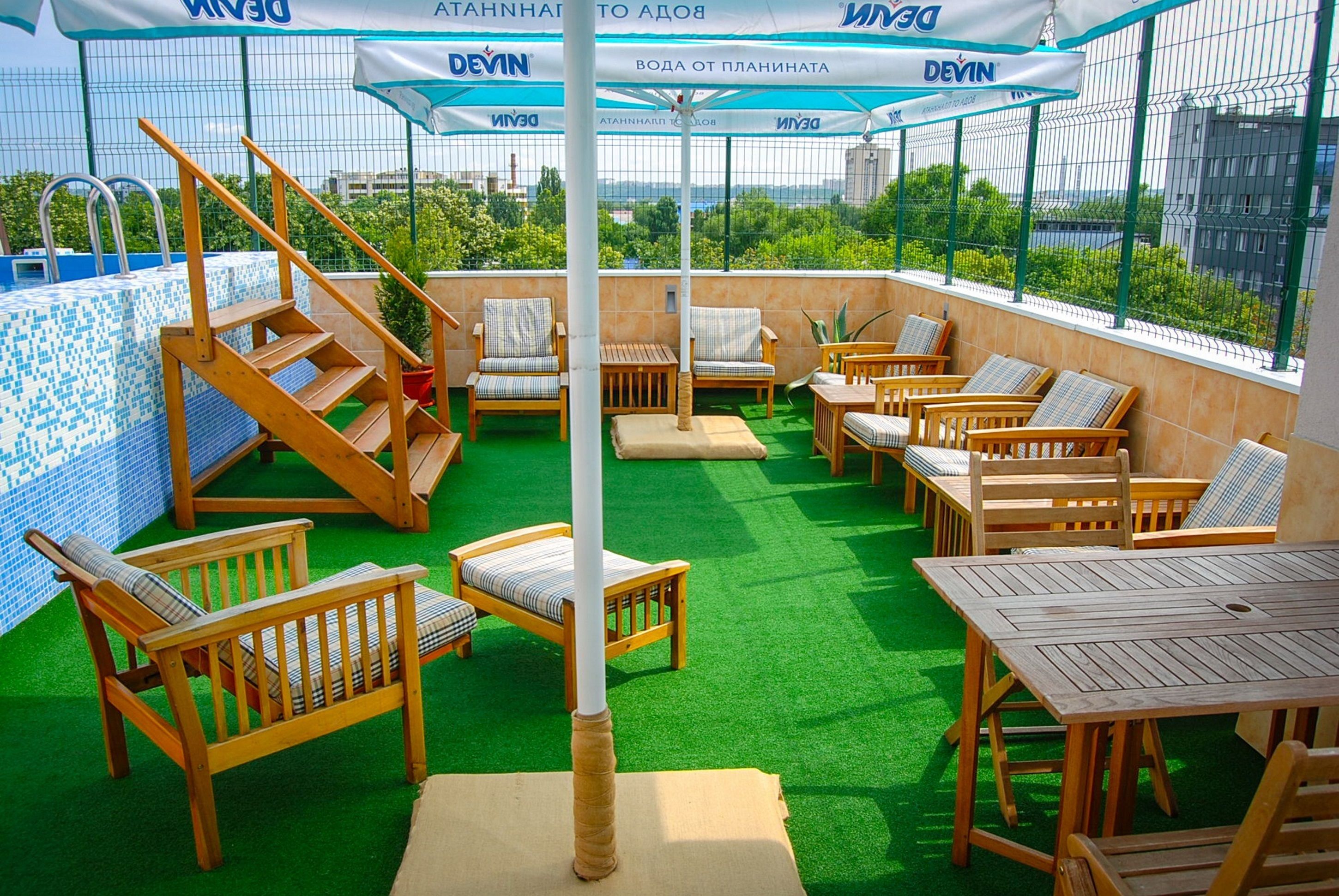 seasonal outdoor pool, pool loungers