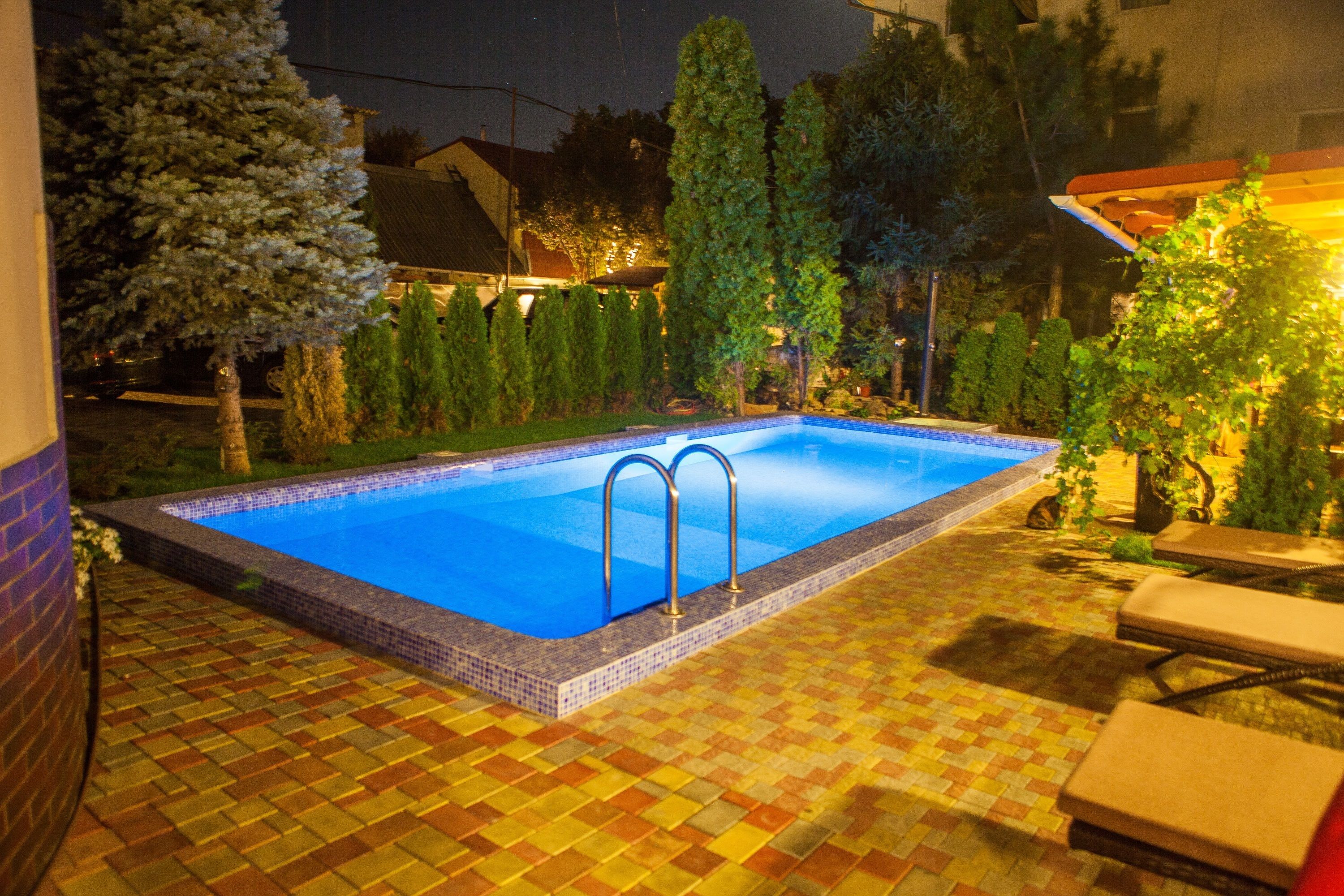 seasonal outdoor pool, pool loungers
