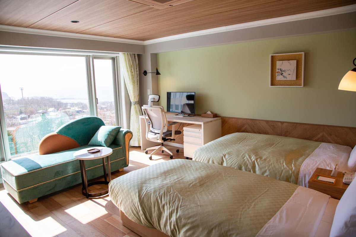 Twin kamer, niet-roken | 1 slaapkamer, een kluis op de kamer, een bureau, gratis wifi