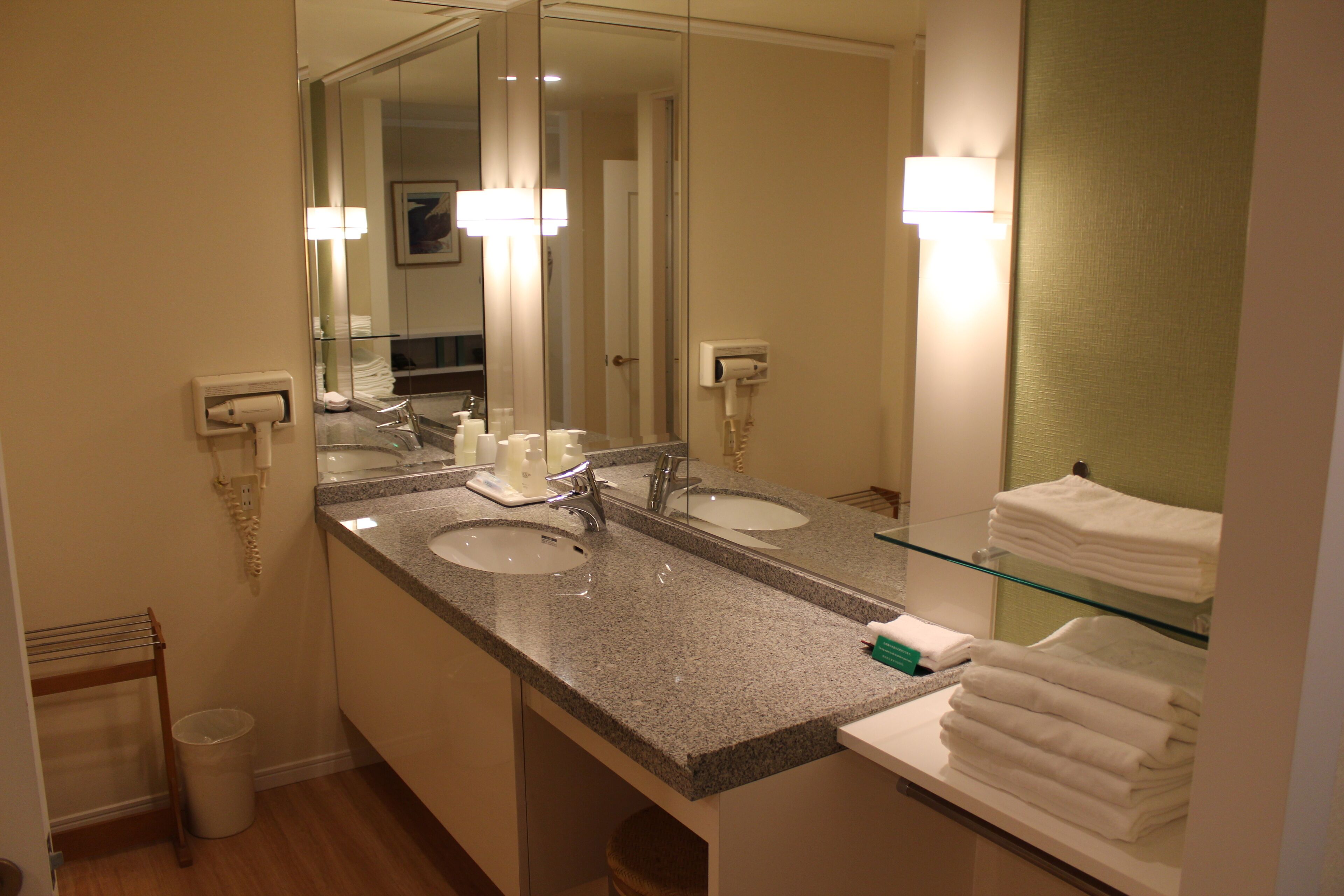 combined shower/bathtub, free toiletries, slippers, electronic bidet