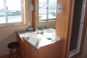 Chambre Tradition, non-fumeurs, en angle (Japanese Western Style, Shizen Wing) | Salle de bain | Ensemble douche/baignoire, articles de toilette gratuits, chaussons