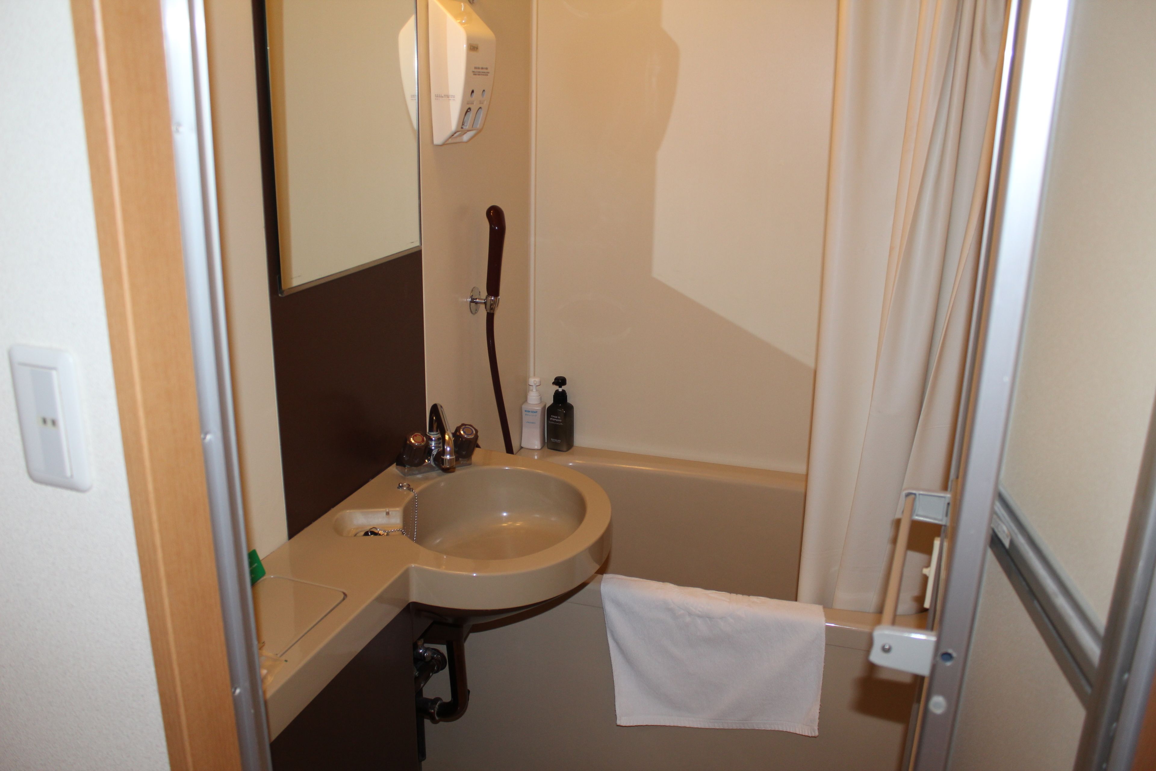 combined shower/bathtub, free toiletries, slippers, electronic bidet
