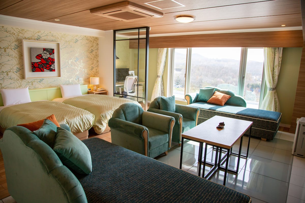 Deluxe kamer, niet-roken (Corner) | 1 slaapkamer, een kluis op de kamer, een bureau, gratis wifi