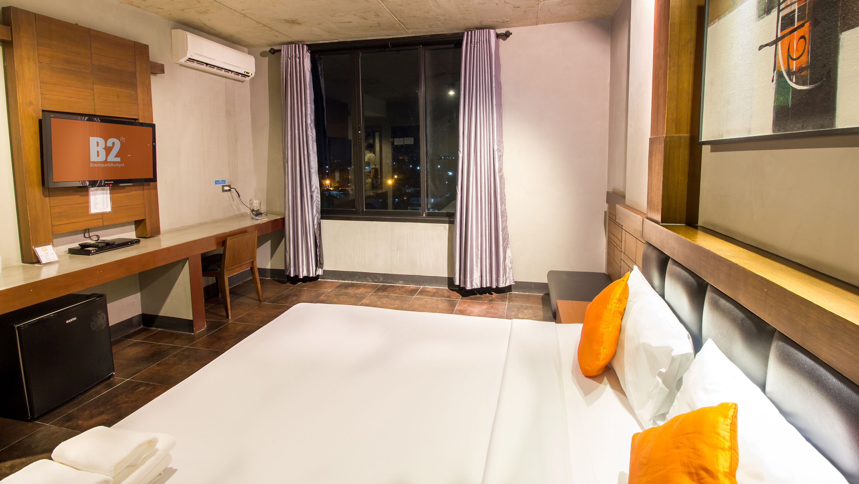 Escritorio, cortinas blackout, wifi gratis y ropa de cama 