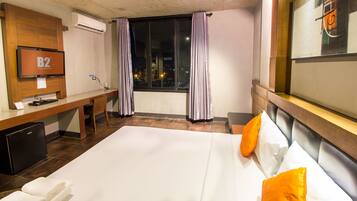Escritorio, cortinas blackout, wifi gratis y ropa de cama