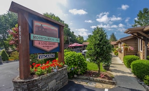 Front of property - Mountainaire Inn and Log Cabins (Blowing Rock)