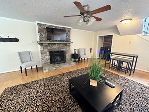 Deluxe Suite | Living area - Mountainaire Inn and Log Cabins (Blowing Rock)