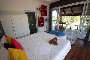 Skrivebord, blendingsgardiner og wi-fi (inkludert)