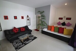 Skrivebord, blendingsgardiner og wi-fi (inkludert)