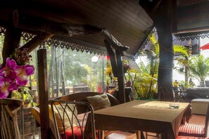Breakfast, lunch, dinner served; international cuisine, beach views - Phangan Cove (Ko Pha-ngan)
