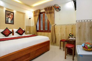Standard Double Room | Hypo-allergenic bedding, minibar, in-room safe, individually furnished - White Cloud Homestay (Da Nang)