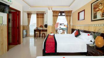 Panoramic Triple Room | Hypo-allergenic bedding, minibar, in-room safe, individually furnished