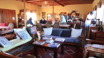 Daily buffet breakfast (ZAR 80 per person)