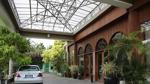 Parking - Yuzana Garden Hotel (Yangon)