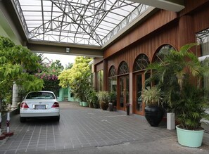 Free self-parking - Yuzana Garden Hotel (Yangon)