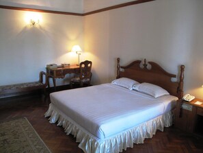 Minibar, Zimmersafe, Schreibtisch, Verdunkelungsvorhänge