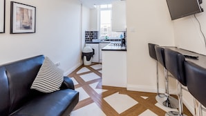 Leilighet – standard, 2 soverom | Oppholdsområde | En 40-tommers Flatskjerm-TV med kabel-kanaler samt TV og DVD-spiller