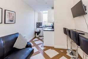 Standaard appartement, 2 slaapkamers | Woonruimte | Een 40-inch flatscreentelevisie met kabelzenders en een televisie