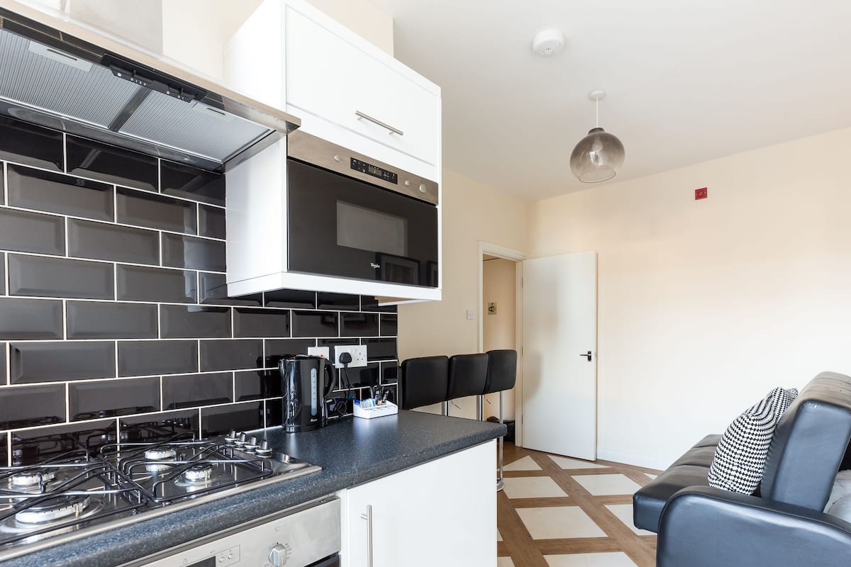 Appartement Standard, 2 chambres | Aire de séjour | Téléviseur à écran plat de 40 po avec télévision par câble, téléviseur