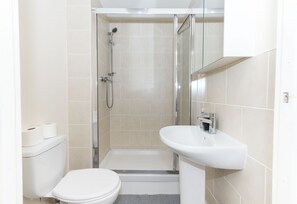 Apartamento standard, 2 quartos | Banheiro | Chuveiro, secador de cabelo, toalhas de banho 