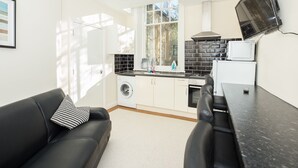 Leilighet – standard, 3 soverom | Oppholdsområde | En 40-tommers Flatskjerm-TV med kabel-kanaler samt TV og DVD-spiller