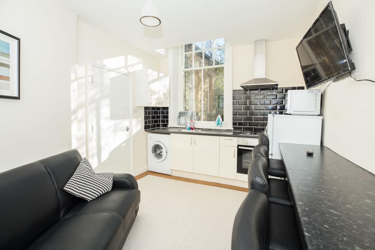 Appartement Standard, 3 chambres | Aire de séjour | Téléviseur à écran plat de 40 po avec télévision par câble, téléviseur