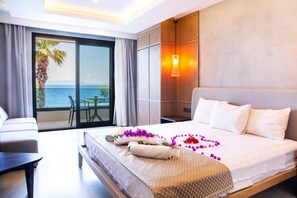 Suite estudio de lujo, vistas al mar | Caja fuerte y ropa de cama