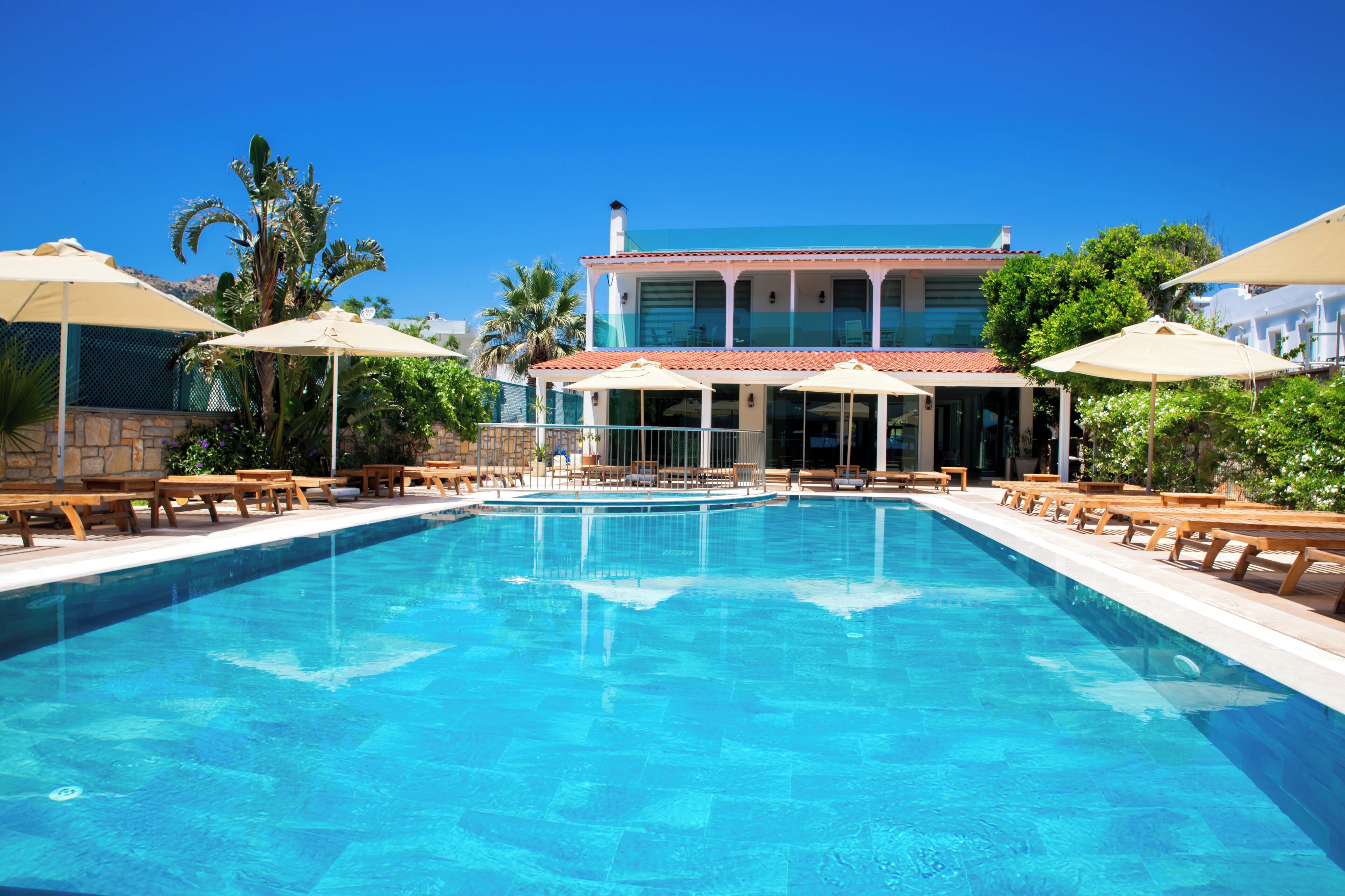 Piscina externa sazonal, guarda-sóis, espreguiçadeiras