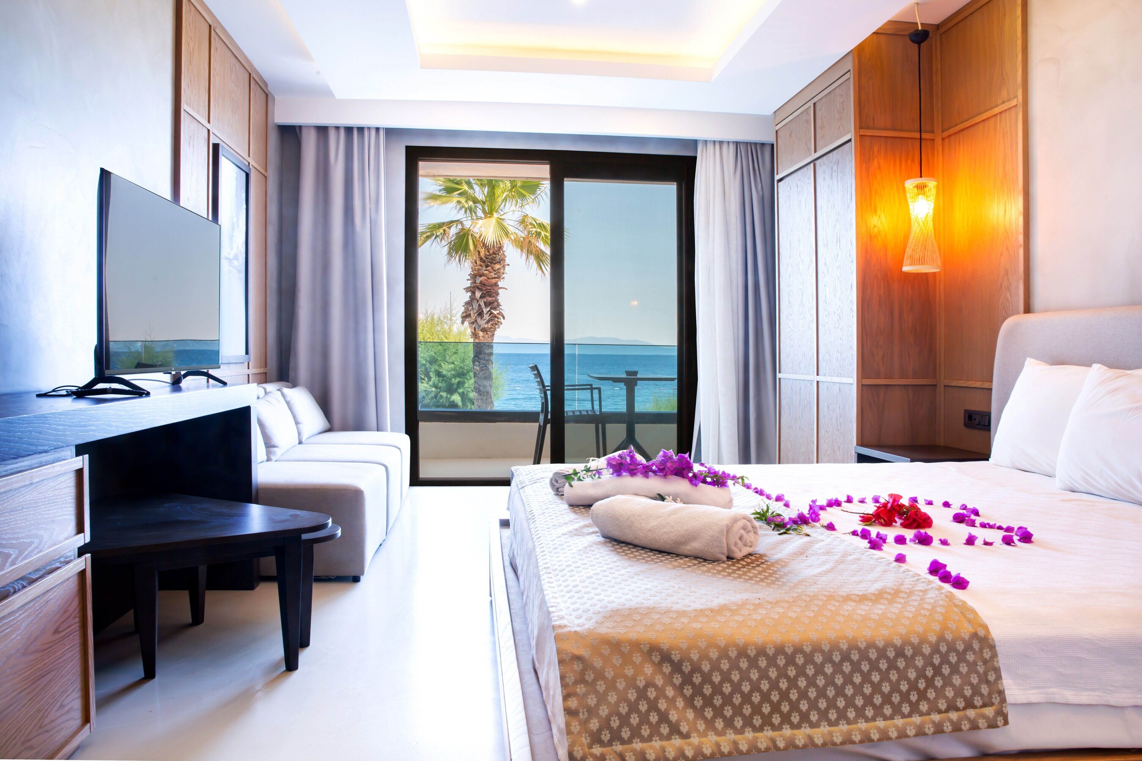 Suite estudio de lujo, vistas al mar | Caja fuerte y ropa de cama
