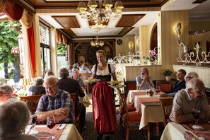 供应午餐和晚餐，地区菜