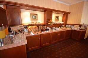 Der serveres frokost og aftensmad
