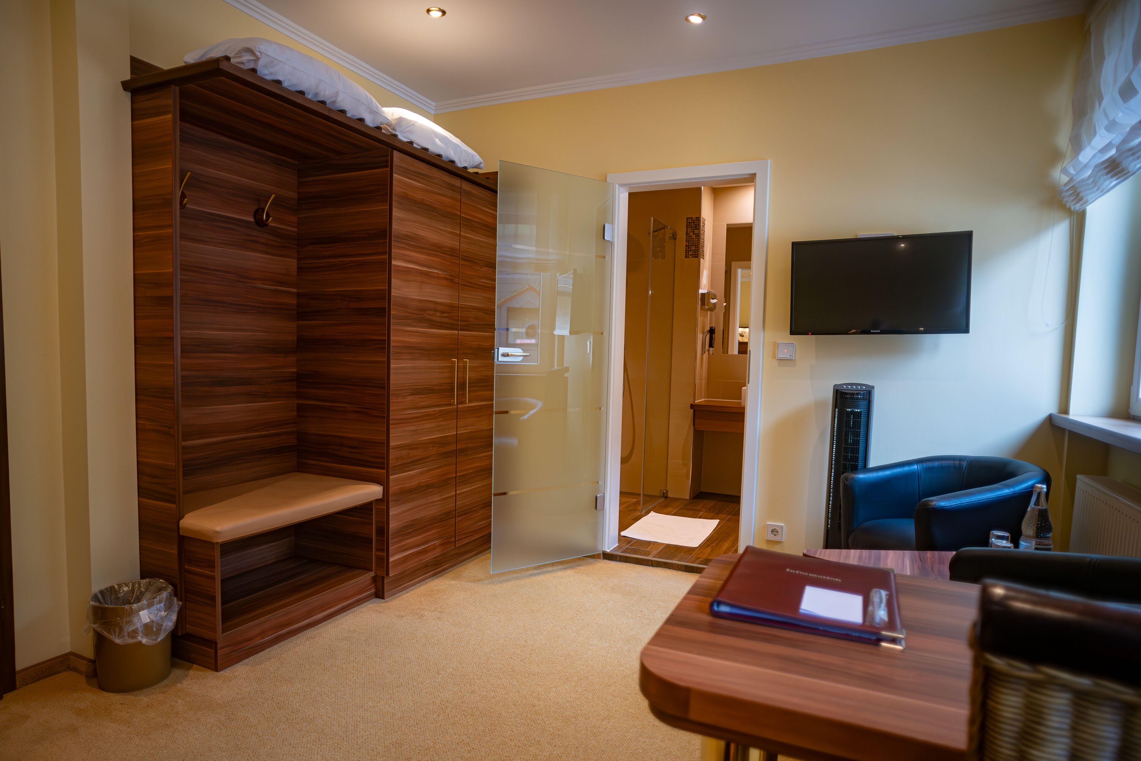 comfort double room | in-room safe, desk, soundproofing, free wifi