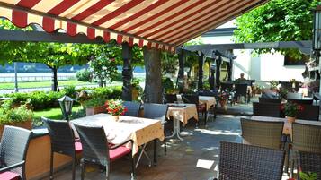 Lunch and dinner served, Regional cuisine