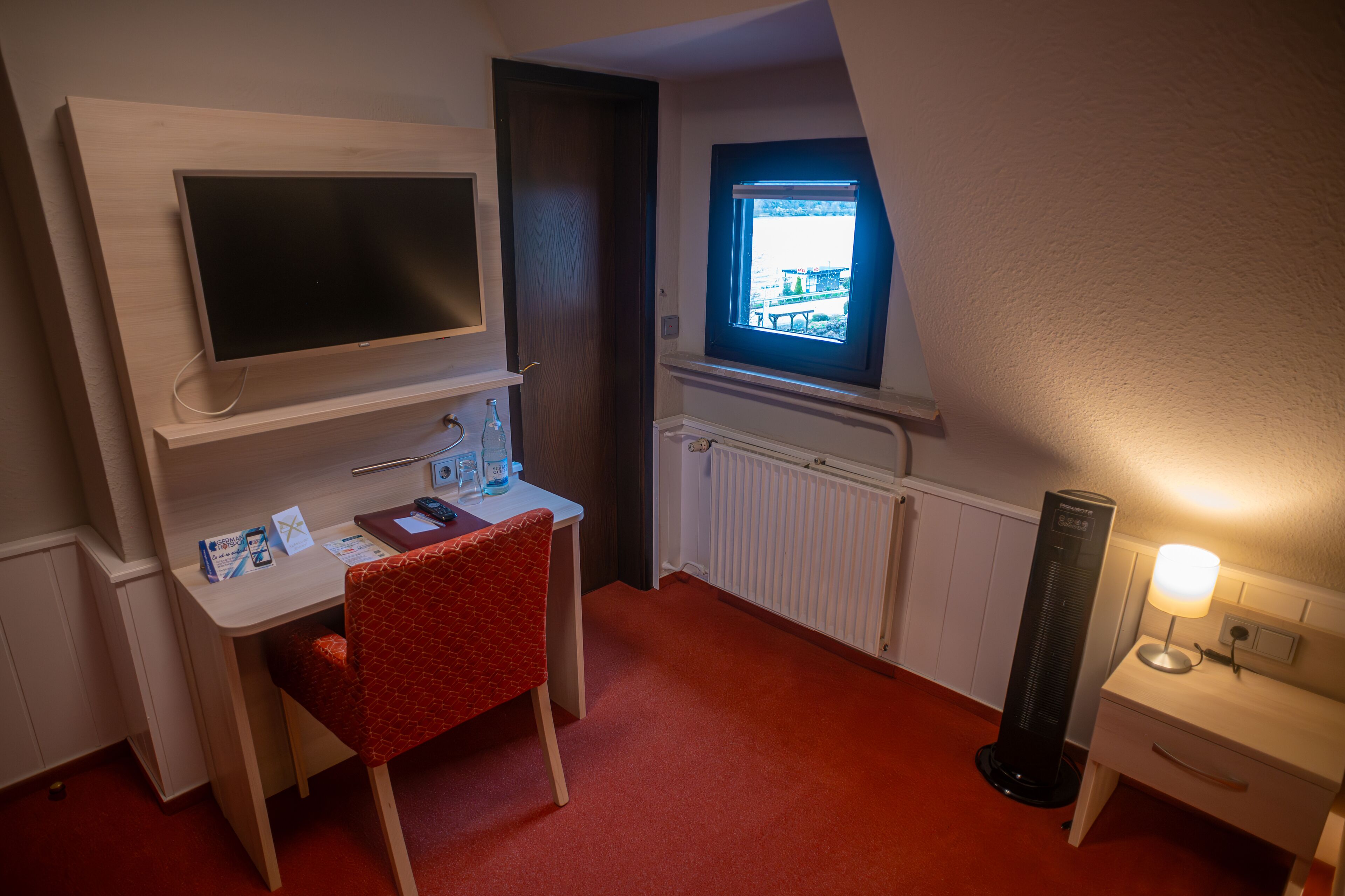 standard single room | in-room safe, desk, soundproofing, free wifi
