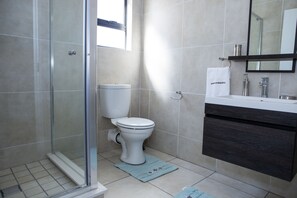 Departamento | Baño | Tina y regadera independientes y toallas 