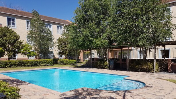 2 outdoor pools - Bradclin @ Mutual (Cape Town)