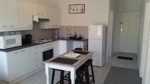 Comfort Apartment, 2 Bedrooms (Mutual) | Private kitchen | Fridge, microwave, oven, stovetop - Bradclin @ Mutual (Cape Town)
