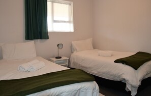 Comfort Apartment, 2 Bedrooms (Mutual) | 2 bedrooms, individually decorated, iron/ironing board, free WiFi - Bradclin @ Mutual (Cape Town)